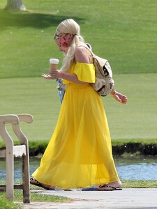 tori-spelling-vacations-in-palm-springs-04-10-2021-3.jpg