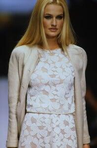 valentino-ss-1996.thumb.jpg.52af4e9365d5c81a799d2fc65def53d6.jpg