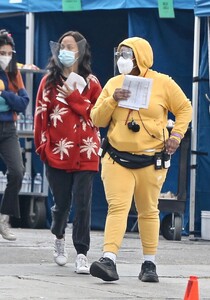 zoe-saldana-arrives-on-the-set-of-the-bluff-in-los-angeles-04-14-2021-1.jpg