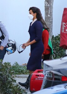 zoe-saldana-on-the-set-of-untitled-david-o.-russell-movie-in-los-angeles-01-12-2021-4.jpg