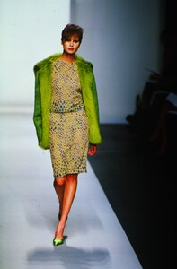 1008052224_oscar-de-la-renta-fw-2000(6).thumb.jpg.883cb7376cf8b4c05c0e5296ee49644f.jpg