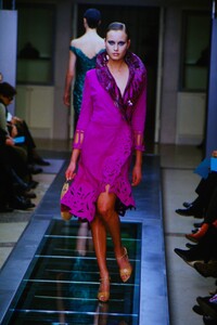 1021890947_atelier-versace-fw-2000(5).thumb.jpg.246a0d532f8a8ca2c18cafb526de945e.jpg