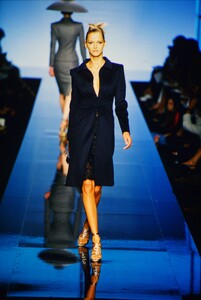 1025329195_ValentinoCoutureFall2000(5).thumb.jpg.b4f41bf56825dfb7346e460ddd0700aa.jpg