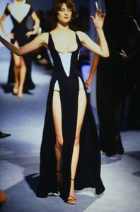 1031633958_THIERRY-MUGLER-COUTURE-SPRING-1998(12).thumb.jpg.8606a3777833b66a4cc0c6275ab2f067.jpg