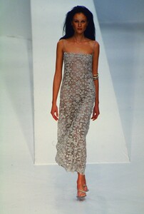 1050816523_valentino-ss-1999(8).thumb.jpg.25765ce6c37b89a8306106e9a91771f3.jpg