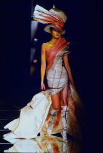 1056968869_christian-dior-hc-ss-2000(3).thumb.jpg.74e72437bc00144a68fa2ca7059c5578.jpg