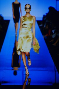 1075661338_ValentinoCoutureFall2000(22).thumb.jpg.ff5c0128293a70aed3bfa956c26fe92c.jpg