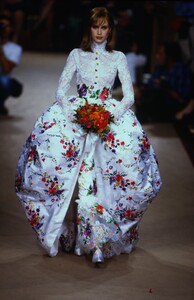 1099307351_emanuel-ungaro-hc-fw-1996(11)-Copy.thumb.jpg.de5f829be1fd164d3ea07fd01186a90b.jpg