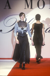 1132534108_Blumarine1994WomenRTW51.thumb.jpg.566269e1fc1a6c8092a56d7d0d7b334f.jpg