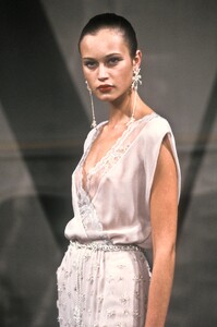 1180973991_Valentino1998HauteCouture18.thumb.jpg.fa72e68a4da7c1a509665767eb6d2236.jpg