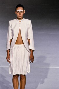 HUSSEIN-CHALAYAN-SPRING-1998-RTW-09[1].jpg