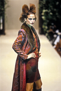 1198298573_PierreBalmain1997HauteCouture22.thumb.jpg.c4d6fcd7aef35cb9dc856a88af2164ca.jpg