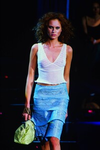 1198442012_versace-fw-1999 (22) .thumb.jpg.34bc160fa9cce47185f716f4ff3114ee.jpg