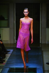 1199434983_atelier-versace-fw-2000(8).thumb.jpg.0afc6c33cf9fcaee06dd42ea626598b6.jpg