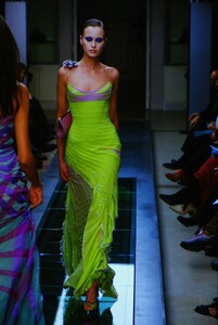 1199842915_atelier-versace-fw-2000(19).thumb.jpg.cbee5dccf48945f173eda0b85e241110.jpg