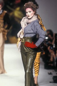 1241313941_VivienneWestwood1995WomenRTW119.thumb.jpg.6d09d16786569d09aabe1962de53b95f.jpg