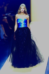 1254802132_oscar-de-la-renta-fw-1999(3).thumb.jpg.a2219dd76afe17fb12ea3c64dbd51955.jpg