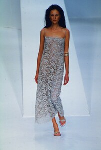 125809960_valentino-ss-1999(7).thumb.jpg.d47778d28aa81509be2b831793a62ff9.jpg