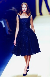 1266767197_oscar-de-la-renta-fw-1999(7).thumb.jpg.6759642c90d4957faf1a27fe03eb481d.jpg