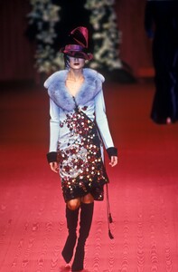 1271572757_DolceGabbana1997WomenRTW75.thumb.jpg.4ff6ff7e50d0f91f2aa012b89ffc6193.jpg