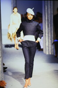 1291952557_THIERRY-MUGLER-COUTURE-SPRING-1998(1).thumb.jpg.d52bba52c6eaf44ecb9860e17fd33403.jpg