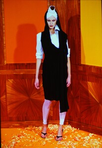 1295332902_jean-paul-gaultier-hc-ss-2000(8).thumb.jpg.d2de0aaf9d9149a936c9976e5b7c86d9.jpg