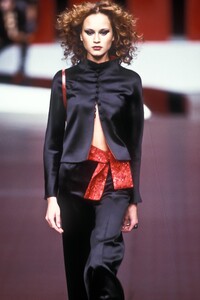 130743448_Valentino1999WomenRTW129.thumb.jpg.7b78a610b2965c8dd32c12fada3869a0.jpg