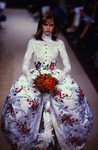 1307845268_emanuel-ungaro-hc-fw-1996(10)-Copy.thumb.jpg.70cce9059bea9ab810b861917d244c63.jpg