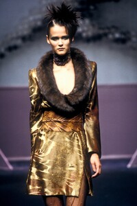 1310645839_Valentino1997HauteCouture63.thumb.jpg.f649b62457e0b31040efdec57b7da0f7.jpg