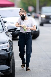       zoe110521BZNimage130.jpg