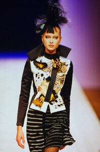 1337172526_ChristianLacroixCoutureFall1999 (5) .thumb.jpg.2d1ad4a9e89661942d522e671bcdd5b1.jpg