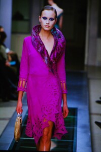 1362524310_atelier-versace-fw-2000(4).thumb.jpg.0ed7e796b9d19b1f823e0f0939619e12.jpg