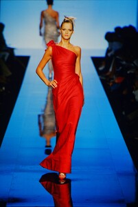 1375269933_ValentinoCoutureFall2000(14).thumb.jpg.40ed56e92541397df84fb44a0e0ec5cf.jpg