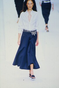 1379923827_valentino-ss-1999(13).thumb.jpg.67bd3c0e12968da3a2b287627f09857f.jpg