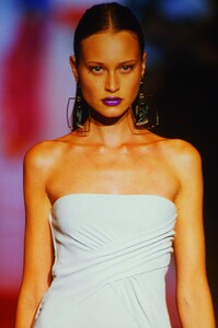 1396067981_valentino-hc-fw-1999 (13) .thumb.jpg.e924d8c3a472093a52d4d6055ae8eda8.jpg