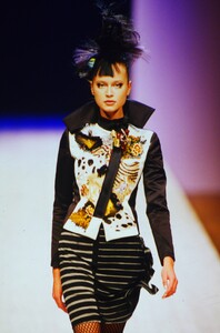 1404132908_ChristianLacroixCoutureFall1999 (10) .thumb.jpg.4dce1c6e292b0a8c7e94217cbe0059ea.jpg