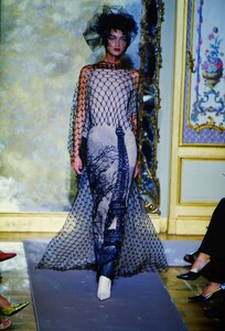 1432738082_jean-paul-gaultier-couture-fall2000(10).thumb.jpg.fd6cbc8d026118c97fb30d6f8e0ab2ef.jpg