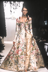 1435738784_PierreBalmain1998HauteCouture56.thumb.jpg.1780c7e047cbeb3e3108cf006d3105bf.jpg