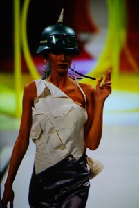 1459222016_JOHN-GALLIANO-SPRING-2000(7).thumb.jpg.908fb301d50dc584a8c661632b1a8a13.jpg