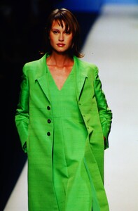 1486683144_oscar-de-la-renta-ss-2000(14).thumb.jpg.5f935c30e61e197ea2eb267acb0cc956.jpg