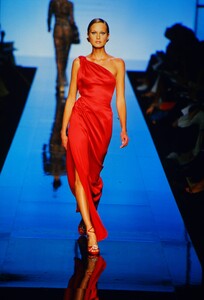 1498088071_ValentinoCoutureFall2000(24).thumb.jpg.8184acb6535e1f5ff90775fa574c6783.jpg