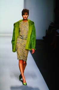 1517574201_oscar-de-la-renta-fw-2000(5).thumb.jpg.b25f7f0c17bb5b68b1610c44d9d9aac3.jpg