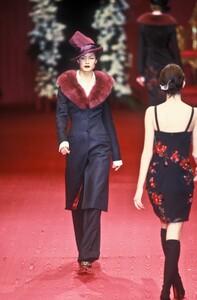 1524752843_DolceGabbana1997WomenRTW124.thumb.jpg.ea9db7e333433ec86653a73d13e18d09.jpg