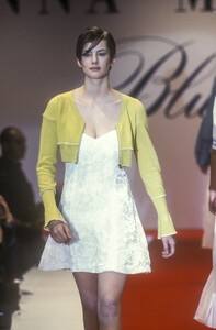 1535106019_Blumarine1994WomenRTW4.thumb.jpg.6107c6169c620515e106de1b47010a26.jpg