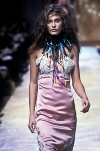 1557347155_EmanuelUngaro1999WomenRTW41.thumb.jpg.bcae8b104e41bdbf28d6581d9c66d756.jpg