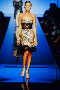 1588701921_ValentinoCoutureFall2000(18).thumb.jpg.089c8e158be49bfa7024638c525fe8d2.jpg