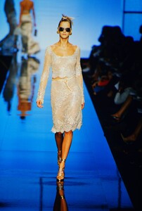 1589152633_ValentinoCoutureFall2000(9).thumb.jpg.157a50a56a1fb1c3e064910ce1e4a7f6.jpg