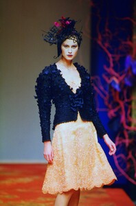 1589359521_christian-lacroix-hc-ss-1999(6).thumb.jpg.92689a428f67f8f6ebff11e5f6c42e1d.jpg