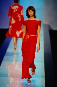 1623851295_ValentinoSpring2000(11).thumb.jpg.69d1b6c493f3dee505be1b86c75f82e1.jpg