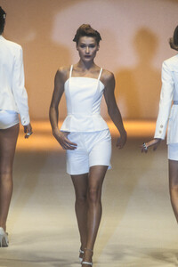 1634156749_Blumarine1995WomenRTW137.thumb.jpg.47e388887050512214f30edf9044c748.jpg